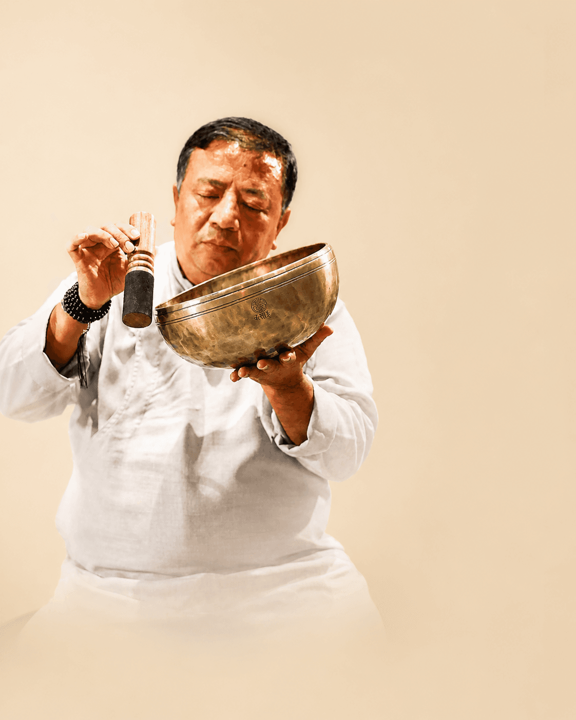 Master Santa Ratna Shakya đang thực hành với chuông Full Moon