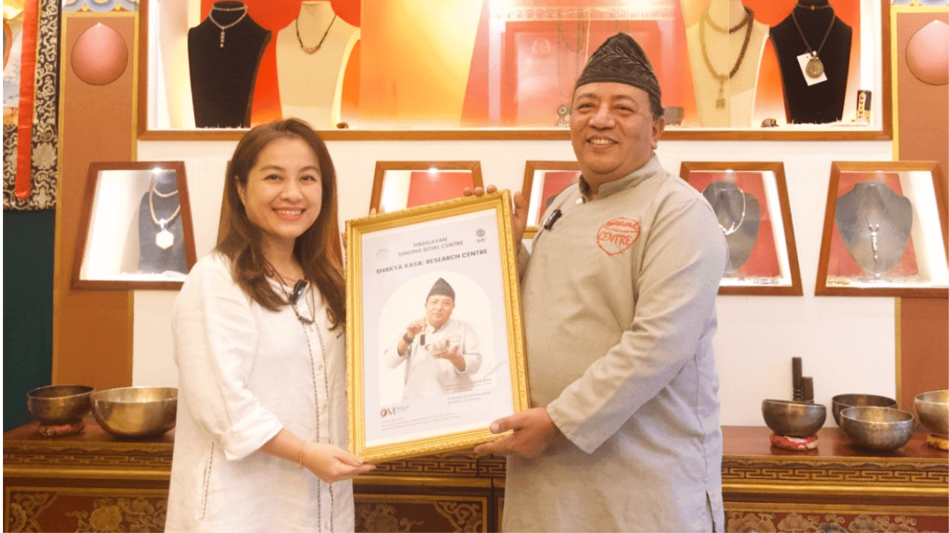 Master Santa và Ms. Hiền Trần cầm chứng chỉ Shakya Kasa Research Centre.