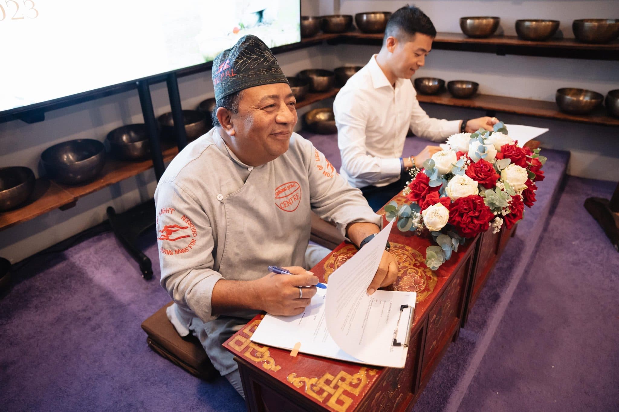 Master Santa Ratna Shakya ký kết văn bản hợp tác cùng đối tác Việt Nam.