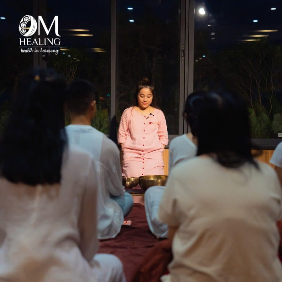 Sound bath workshop của OM Healing vào buổi tối.
