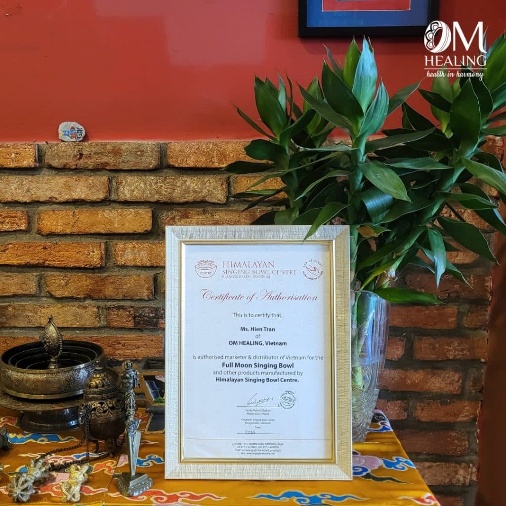 Khung chứng chỉ Himalayan Singing Bowl Centre - Certificate of Authorisation dành cho Ms. Hien Tran, OM Healing Vietnam.